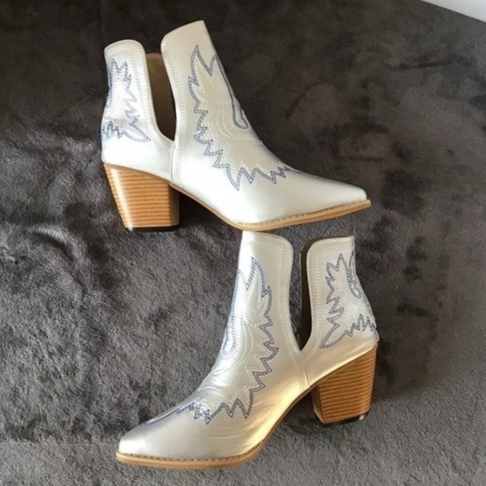 ๐๏ธ Silver Western-Style Cowboy Ankle Booties with Embroidered Blue Detail - Picture 3 of 5